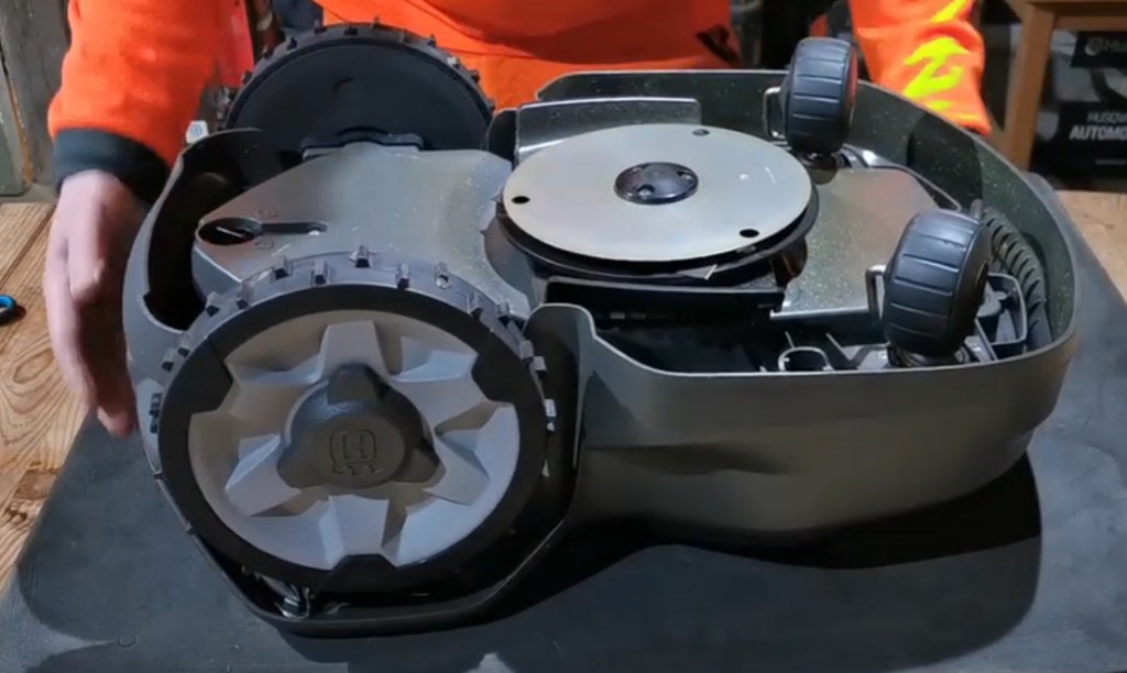 Parte inferior de un robot cortacésped Automower con el disco de cuchillas visible